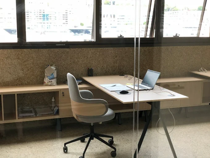 Poste de travail — Monaco port — rénovation bureaux par Modernal à Monaco