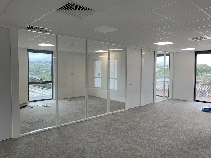 Open space — cloisons vitrées panoramiques — rénovation bureaux par Modernal à Sophia Antipolis