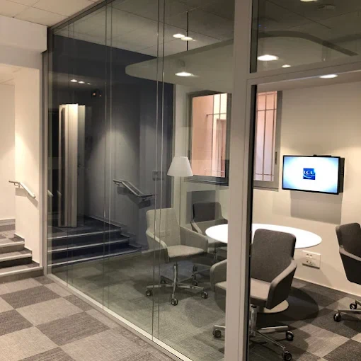 Salle de réunion vitrée — rénovation bureaux par Modernal à Nice
