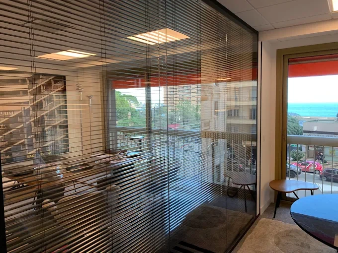 Bureaux vue mer — stores intégrés — Modernal Nice
