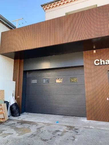 Façade commerciale — bardage bois — Modernal Nice