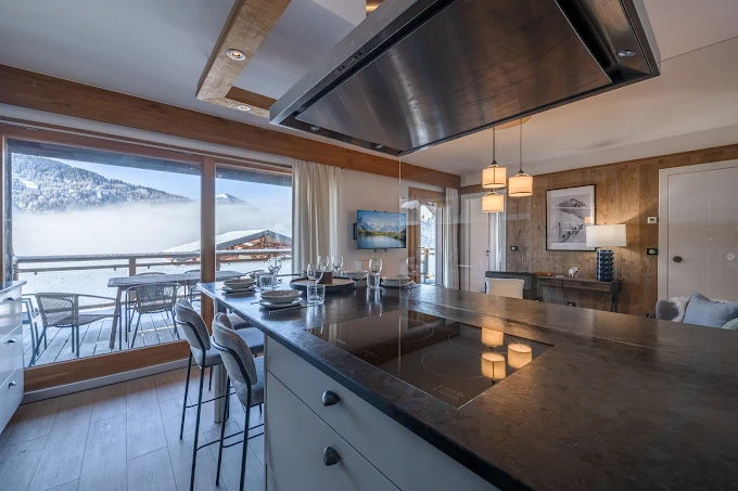 Cuisine ouverte — chalet vue montagne — rénovation habitat par Modernal à Alpes