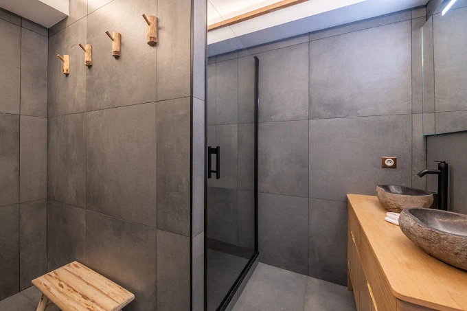 Salle de bain — pierre et bois — rénovation habitat par Modernal à Alpes